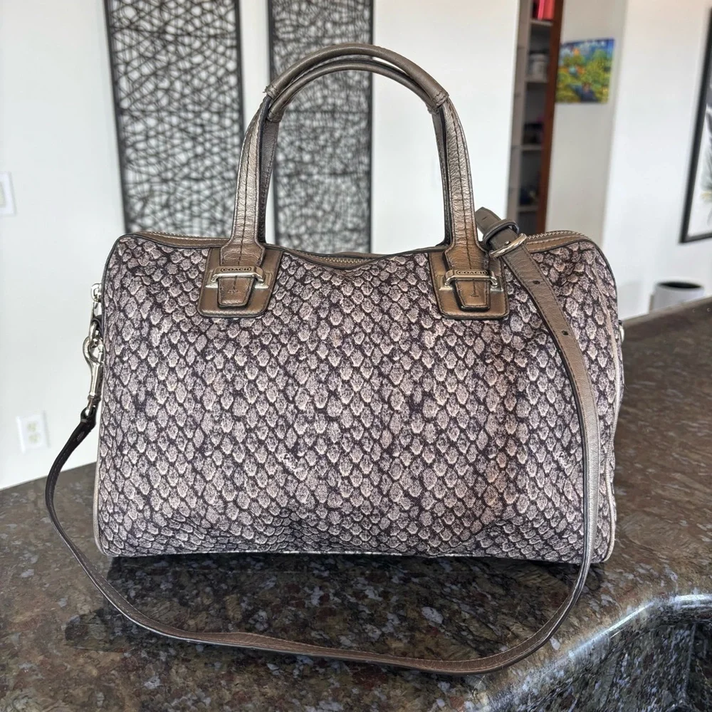 COACH Taylor Snake Print Bag F26037
Gunmetal Python Embossed Luxe
Structured - Picture 4 of 16